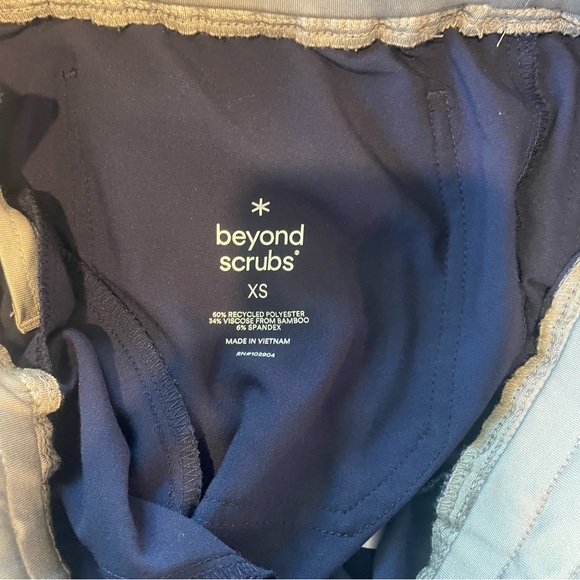 Scrubs and Beyond Scrub set in Navy - Picture 4 of 10